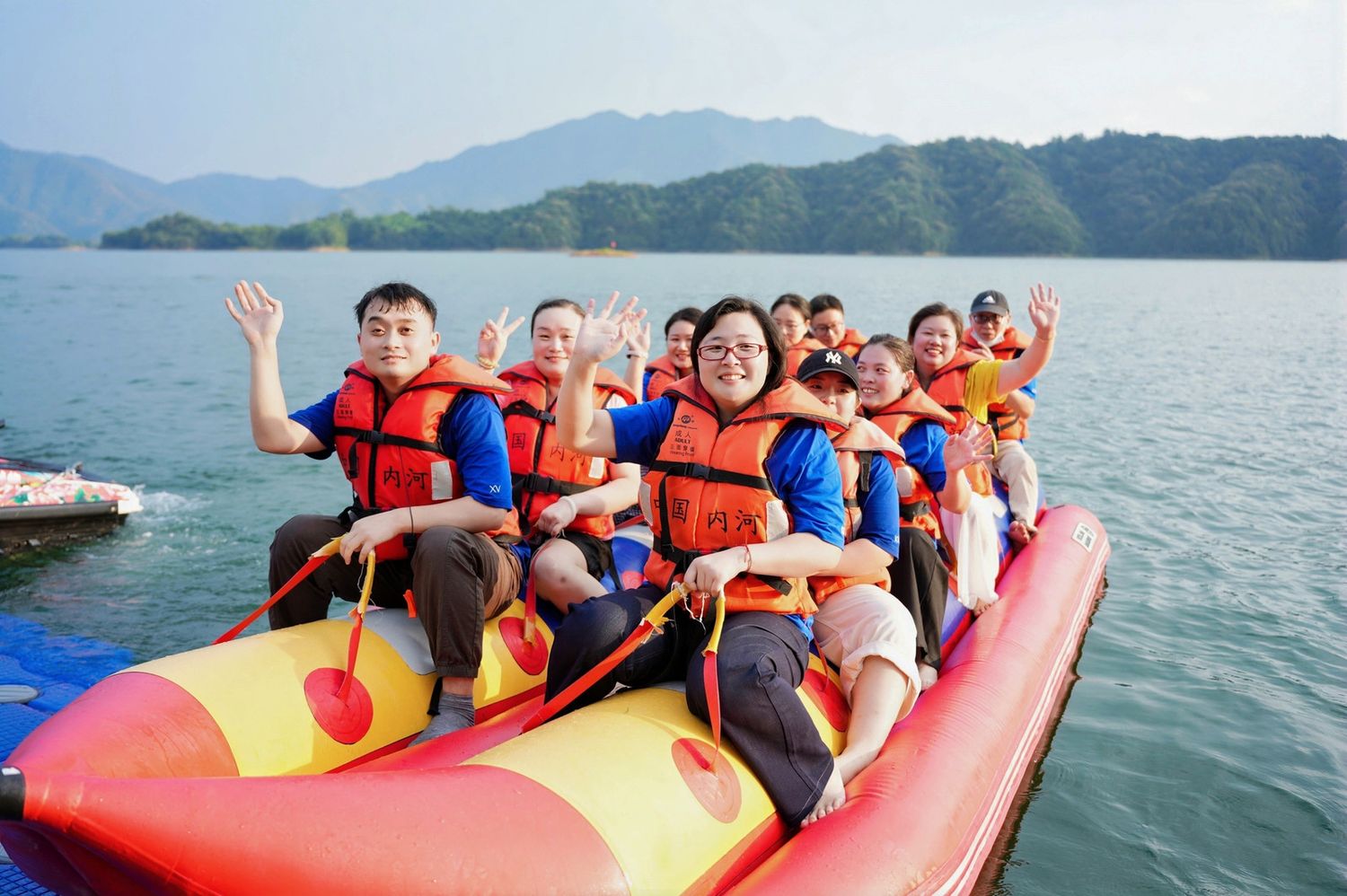 湖面划行